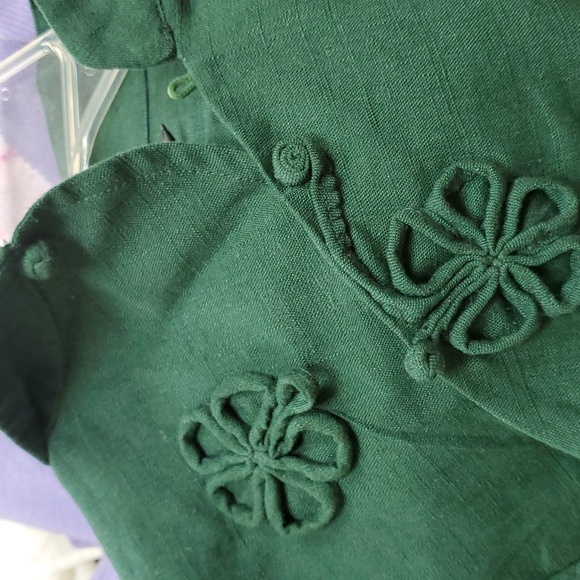 Blouse with knot closures. - Picture 7 of 11